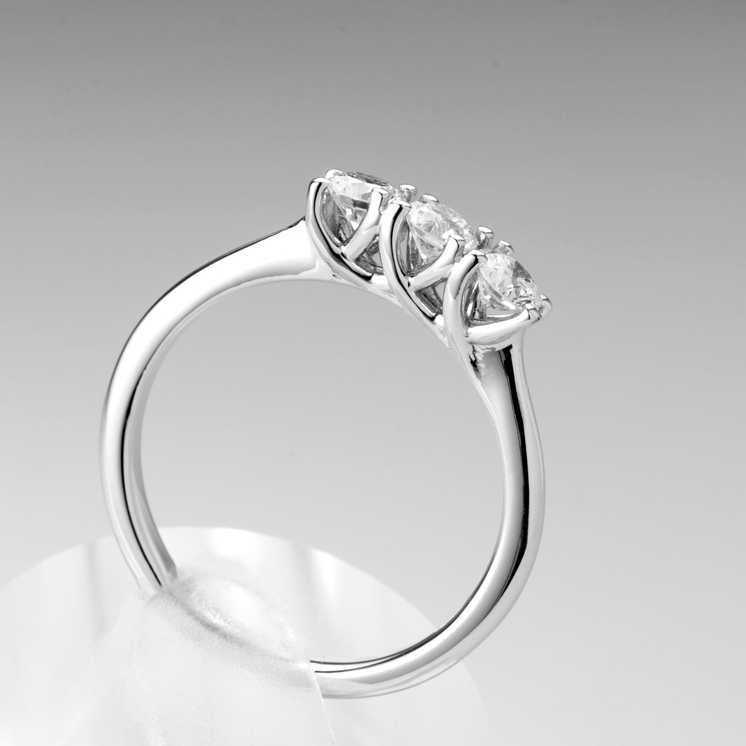 Anello trilogy diamante 0.60 ct F VVS oro bianco 18kt