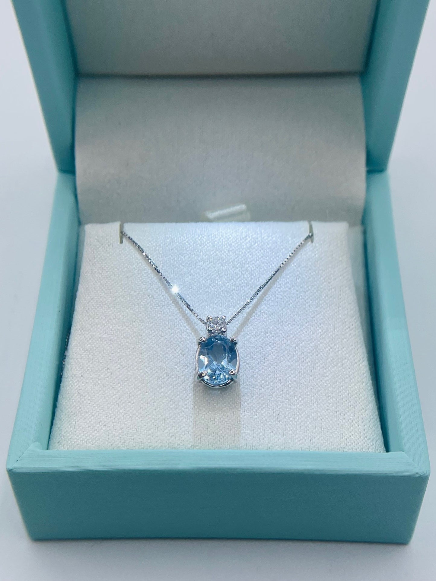 Collana oro bianco 18kt con pendente ovale Topazio azzurro e diamante 0,10ct