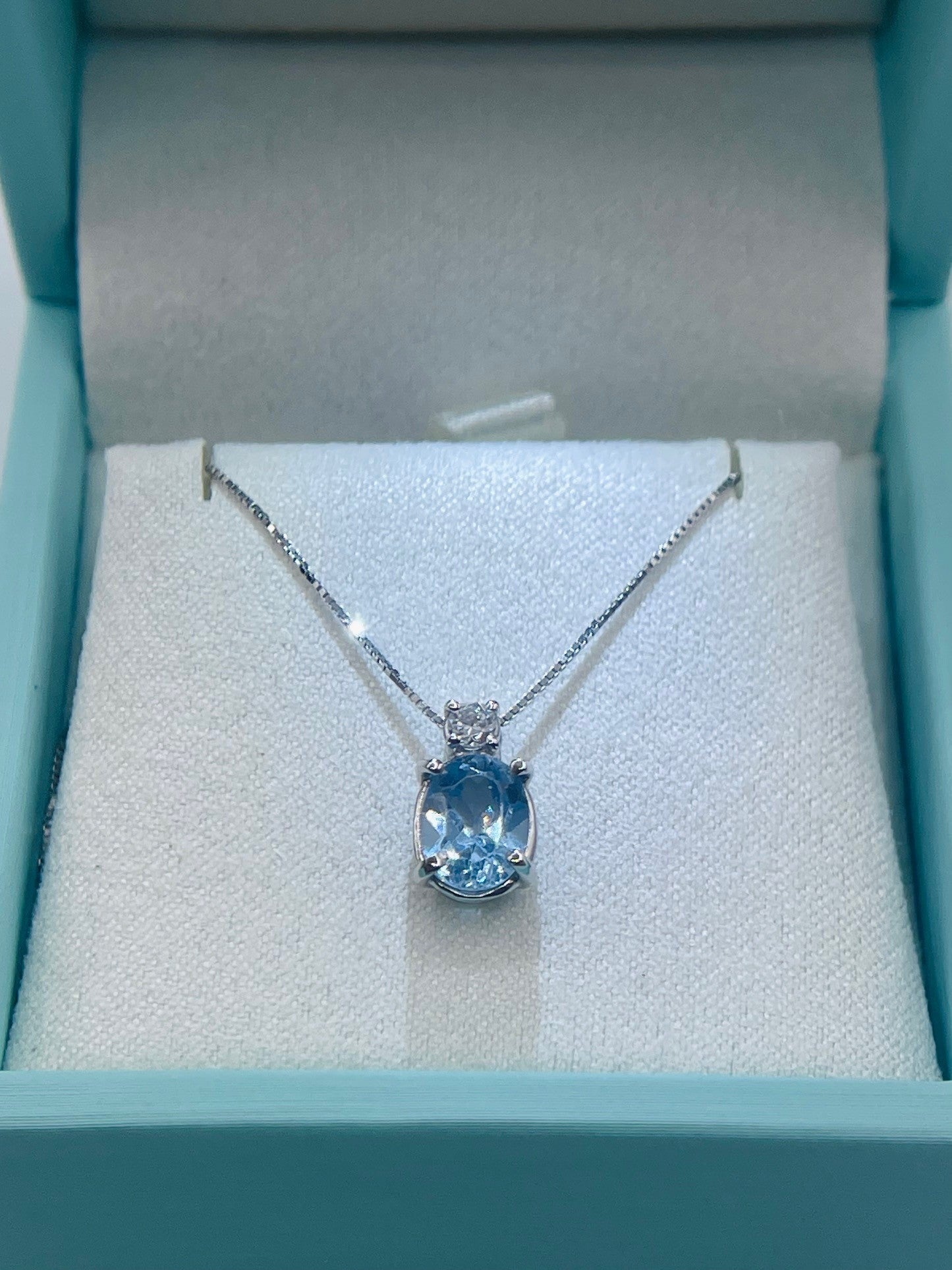 Collana oro bianco 18kt con pendente ovale Topazio azzurro e diamante 0,10ct