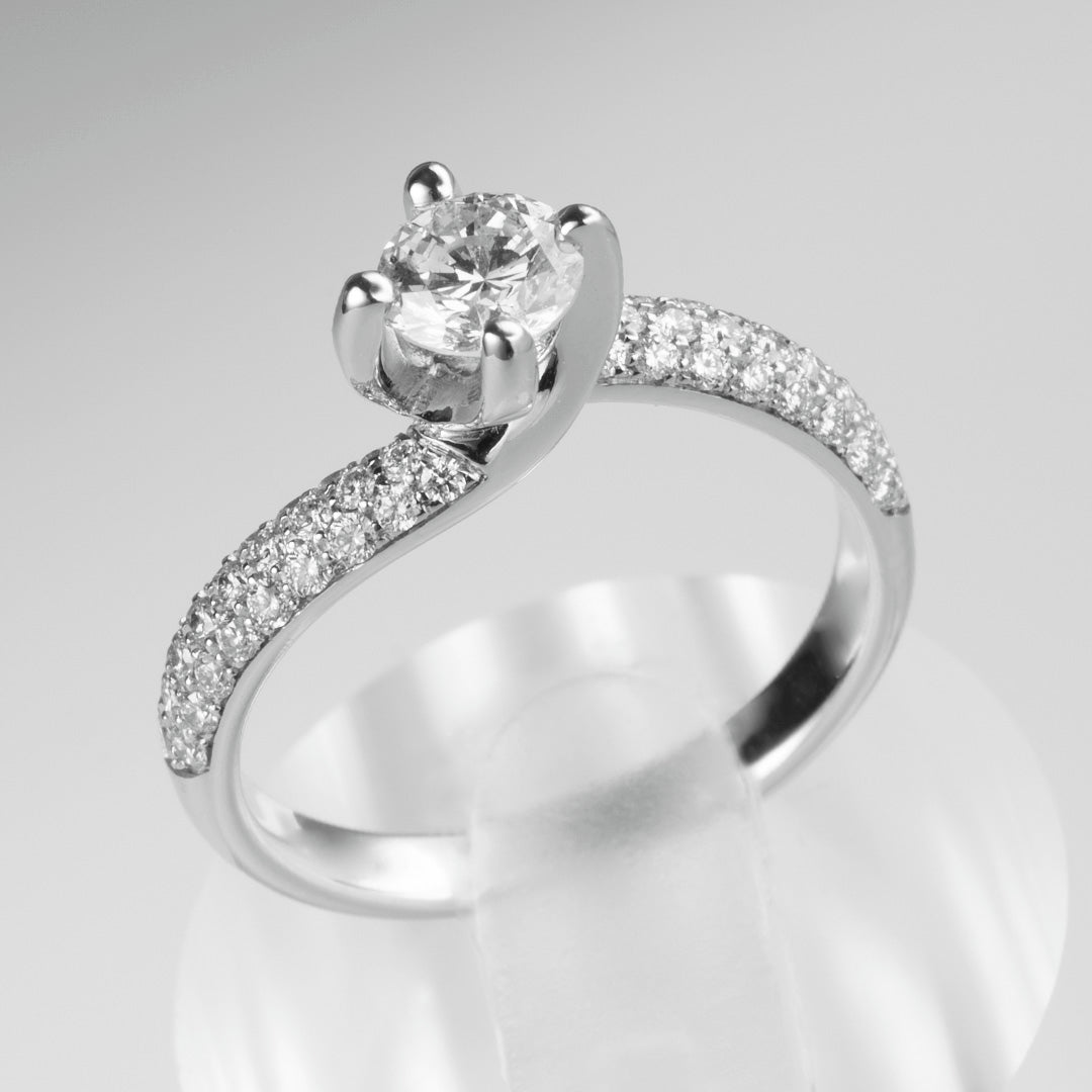 Anello solitario Valentino diamante 0.60ct G VS2 mezzo pavé oro bianco 18kt