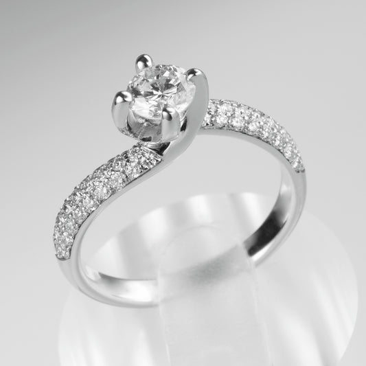 Anello solitario Valentino diamante 0.60ct G VS2 mezzo pavé oro bianco 18kt