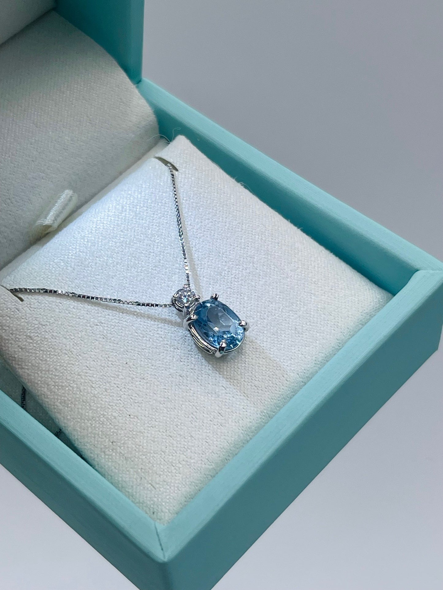 Collana oro bianco 18kt con pendente ovale Topazio azzurro e diamante 0,10ct