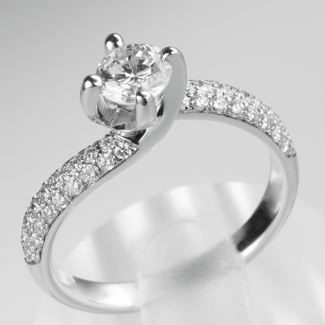 Anello solitario Valentino diamante 0.60ct G VS2 mezzo pavé oro bianco 18kt