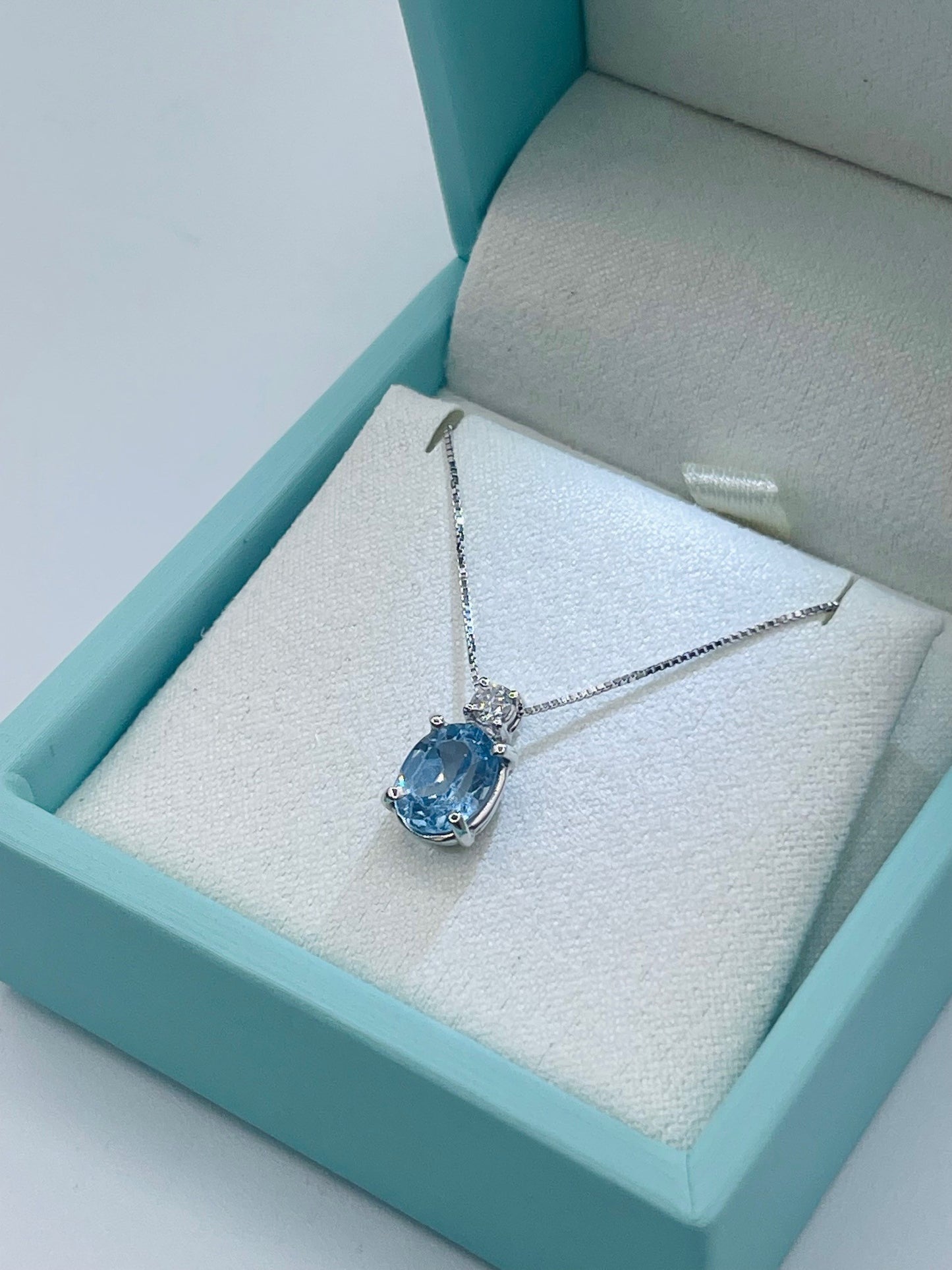 Collana oro bianco 18kt con pendente ovale Topazio azzurro e diamante 0,10ct