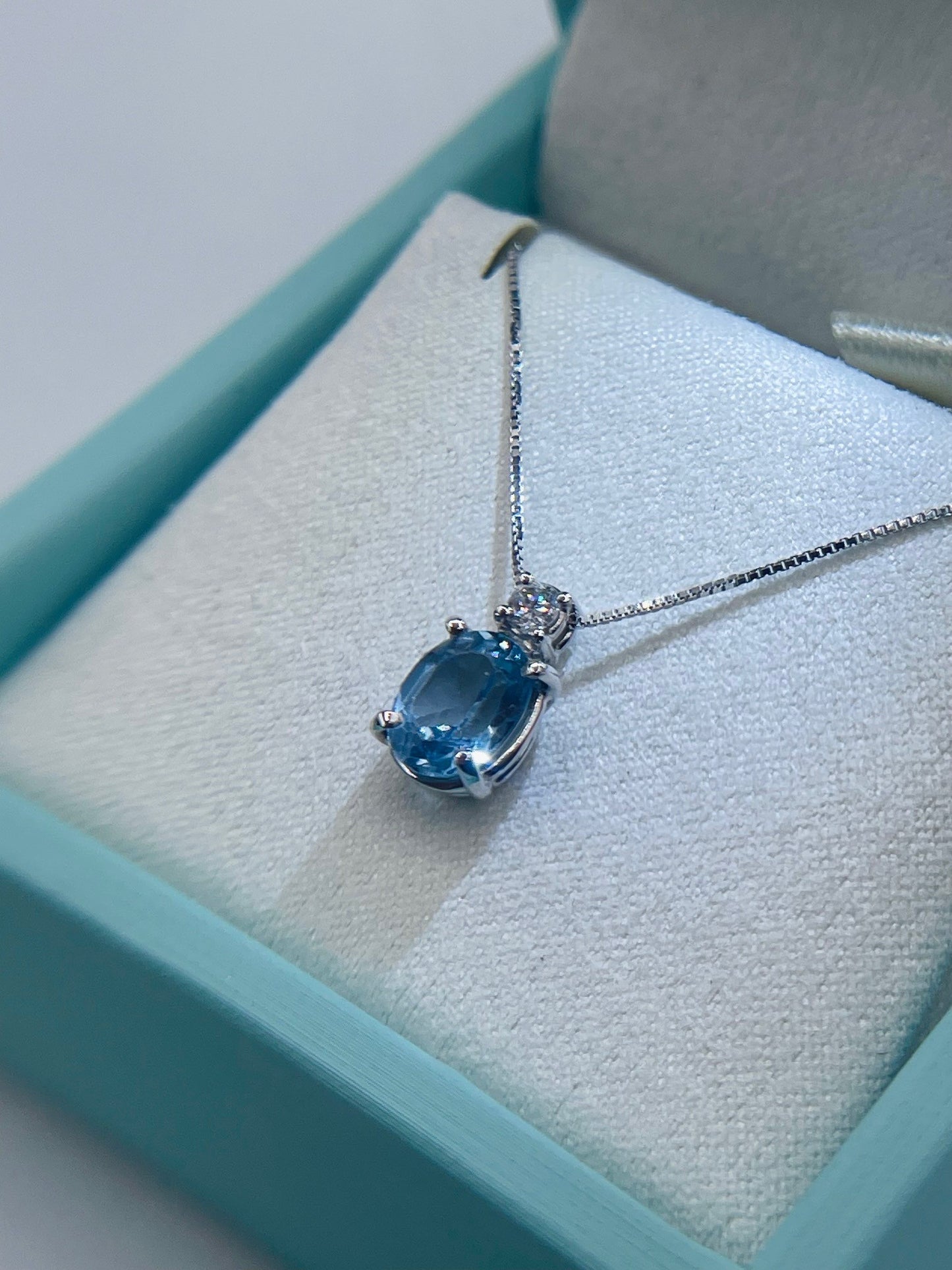 Collana oro bianco 18kt con pendente ovale Topazio azzurro e diamante 0,10ct