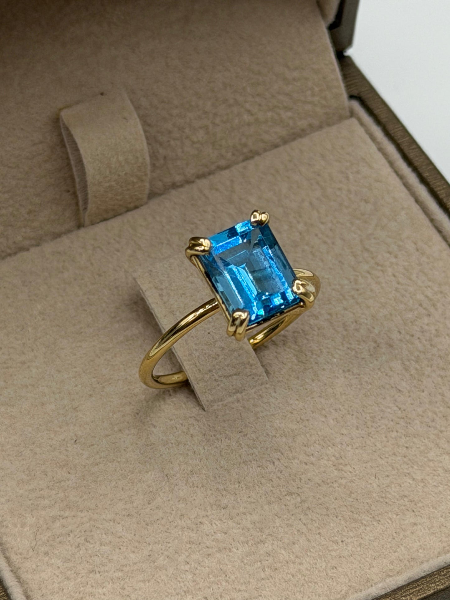 Anello oro giallo 18kt 2,70 gr. e Topazio London 1,70 ct.