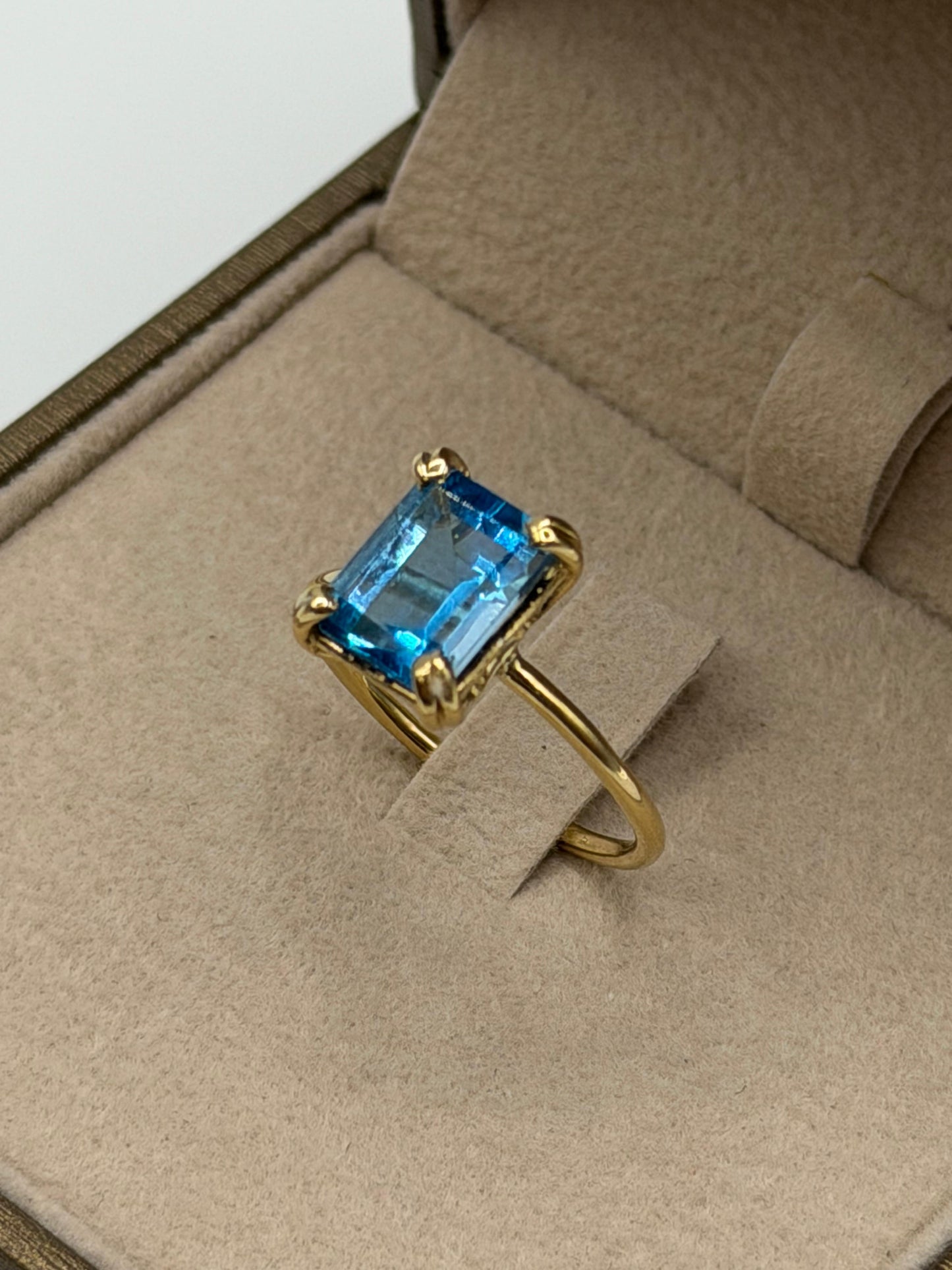 Anello oro giallo 18kt 2,70 gr. e Topazio London 1,70 ct.