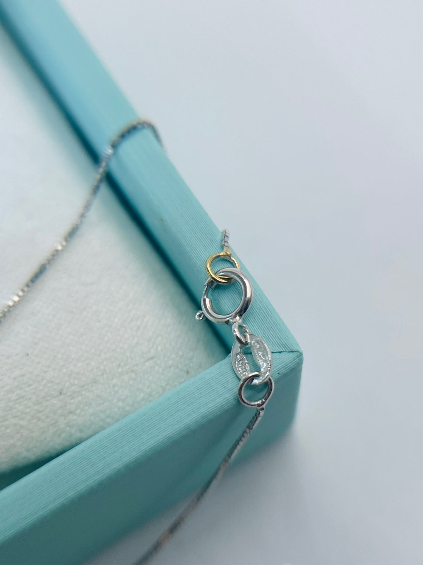 Collana oro bianco 18kt con pendente ovale Topazio azzurro e diamante 0,10ct