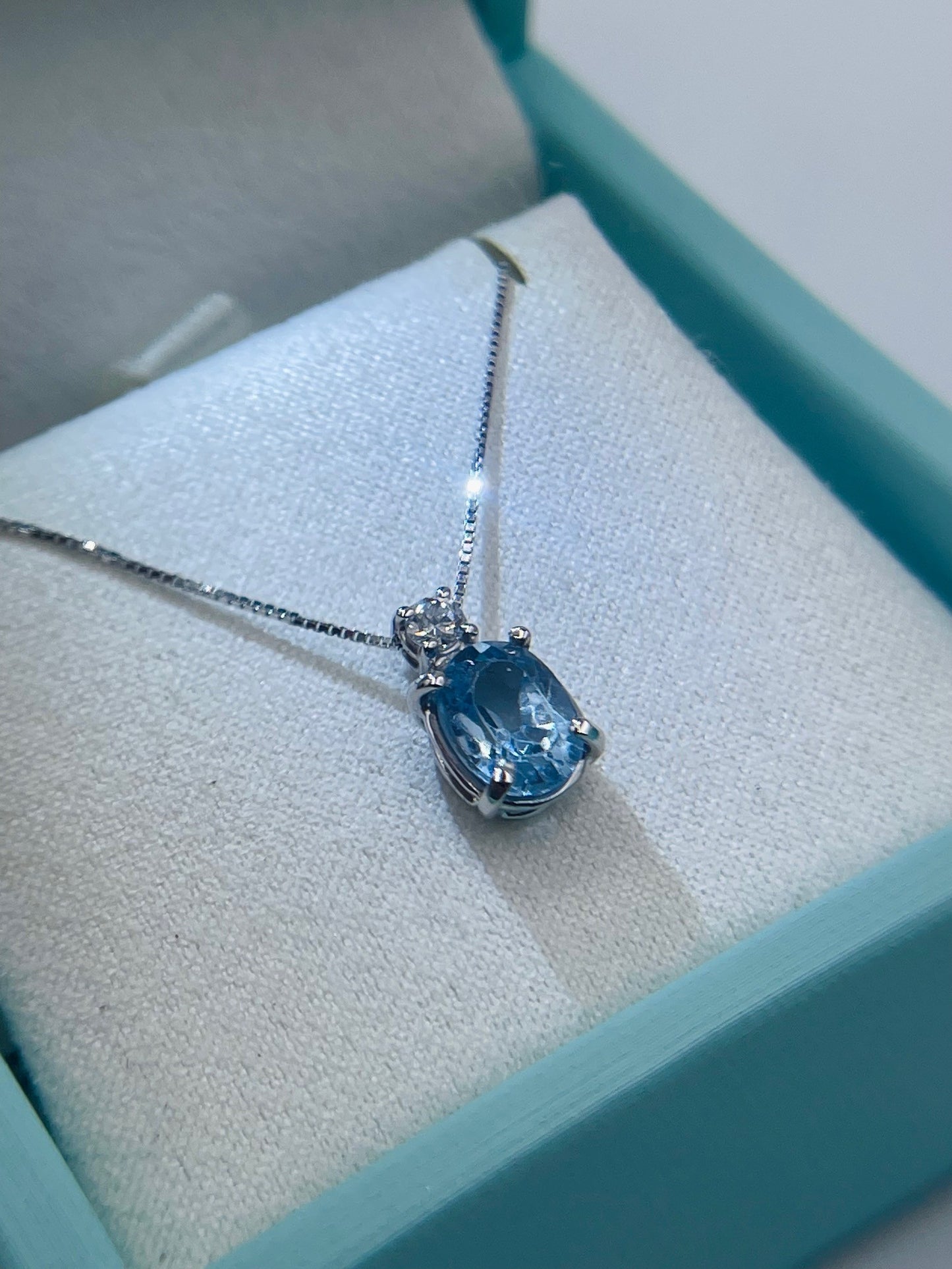 Collana oro bianco 18kt con pendente ovale Topazio azzurro e diamante 0,10ct