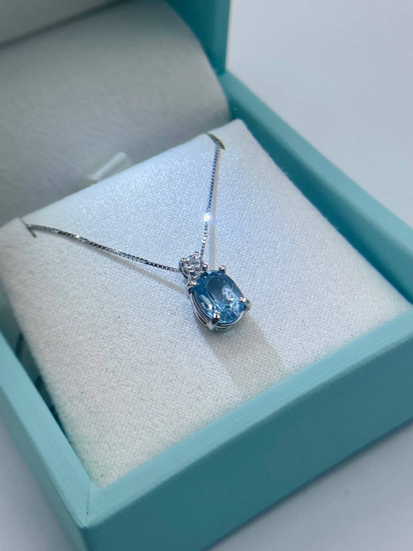 Collana oro bianco 18kt con pendente ovale Topazio azzurro e diamante 0,10ct