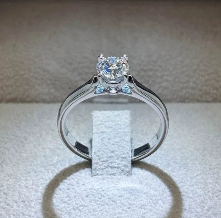 Valentino solitaire ring diamond 0.60ct G VS2 half pavé 18kt white gold