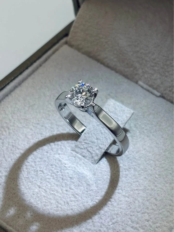 Valentino solitaire ring diamond 0.60ct G VS2 half pavé 18kt white gold