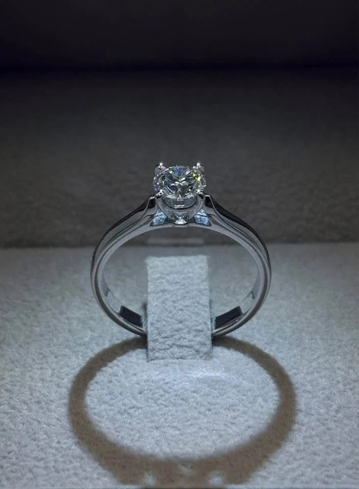 Valentino solitaire ring diamond 0.60ct G VS2 half pavé 18kt white gold